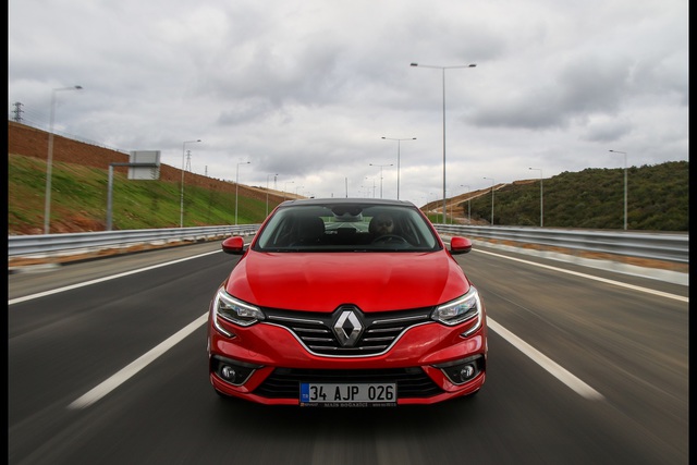 Renault Megane HB 1.5 dCi EDC - 4