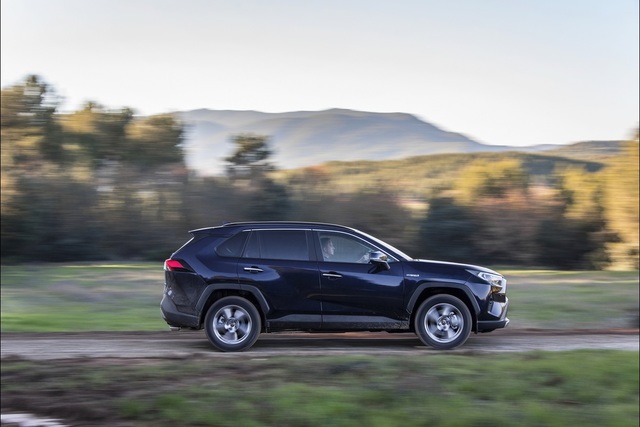 Toyota yeni Camry ve RAV4 Hibrit modellerini satışa sundu - 5