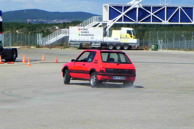 Peugeot 205 GTi 1.9 - Citroen Saxo VTS 16v - 8