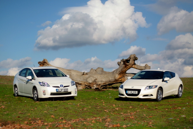 Honda CR-Z GT 1.5 - Toyota Prius 1.8 HSD Premium - 1