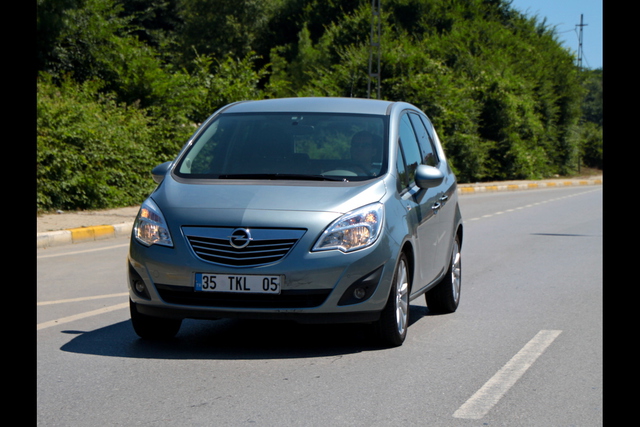 Opel Meriva 1.4 140 HP Cosmo - Kia Venga 1.6 Panoroma - 11