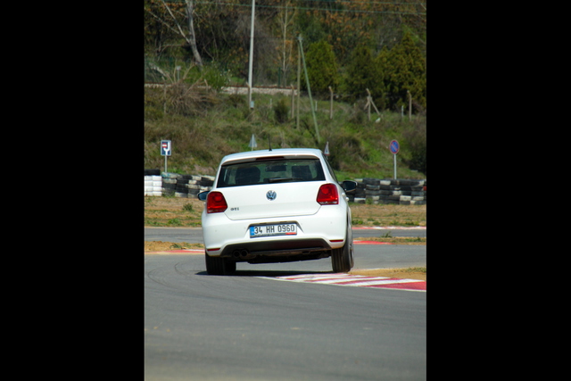 Volkswagen Polo GTI 1.4 TSI - MINI Hatchback Cooper S - 16