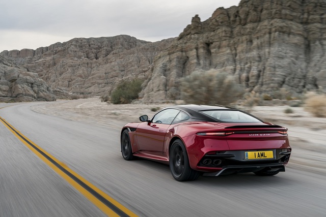 DBS Superleggera, Ferrari 812 Superfast’i gözüne kestirdi - 8