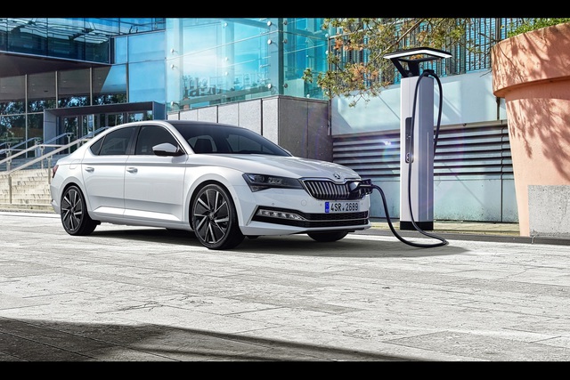 Makyajlı Skoda Superb’de hibrit versiyon dikkat çekiyor - 5