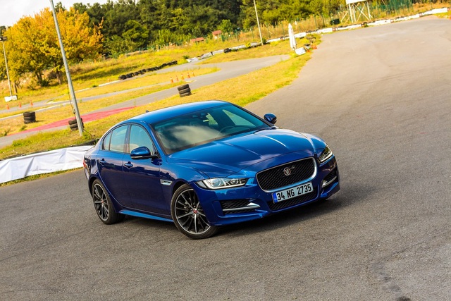 Jaguar XE 2.0d R Sport Plus - 1