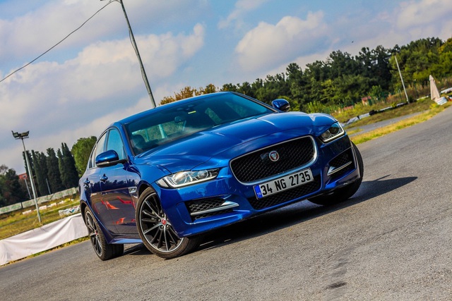 Jaguar XE 2.0d R Sport Plus - 2