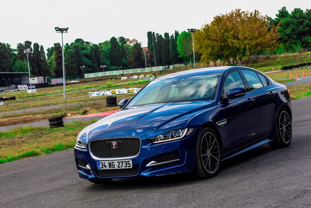 Jaguar XE 2.0d R Sport Plus - 4