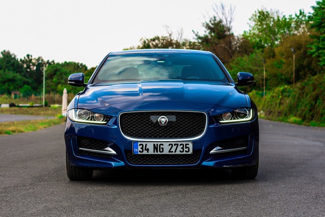 Jaguar XE 2.0d R Sport Plus - 5