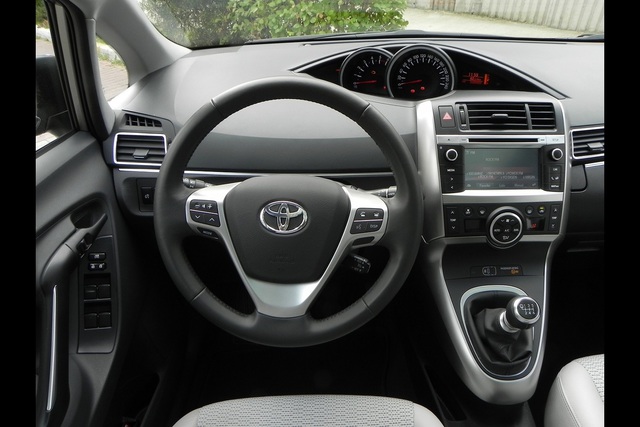 Toyota Verso 1.6 D-4D Premium - 16