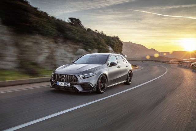 Mercedes-AMG A45 ve CLA45 sonunda tanıtıldı! - 1