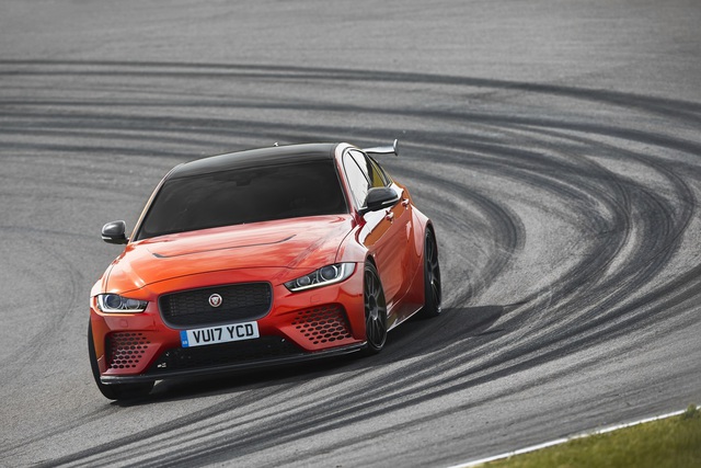 Dopingli Jaguar XE: SV Project 8 - 7