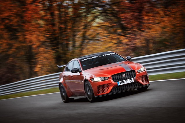 Jaguar XE Project 8 Ring'in en hızlı sedanı rekorunu darmadağın etti! - 1