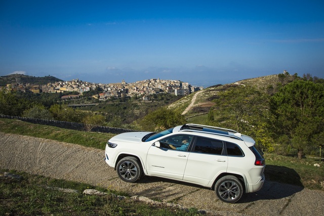 Makyajlı Jeep Cherokee Detroit'i bekliyor - 8