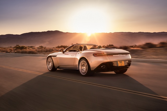 Aston Martin DB11 üstünü açtı - 1