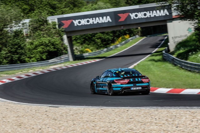 Porsche Taycan Nürburgring’in en hızlı dört kapılı elektrikli araç rekorunu kırdı - 4