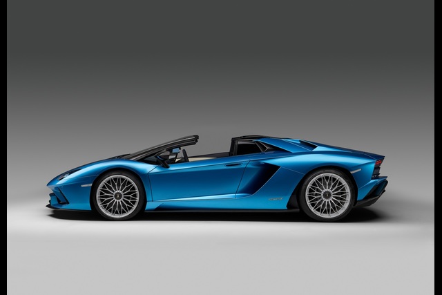 Aventador S Roadster Frankfurt’u bekliyor - 9