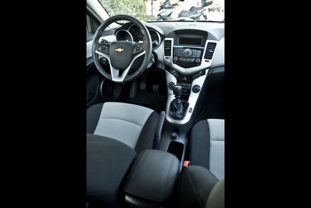 Chevrolet Cruze 1.6 16V LS - 10