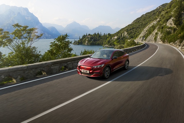 Ford, Mustang Mach-E adında elektrikli crossover modelini tanıttı - 7