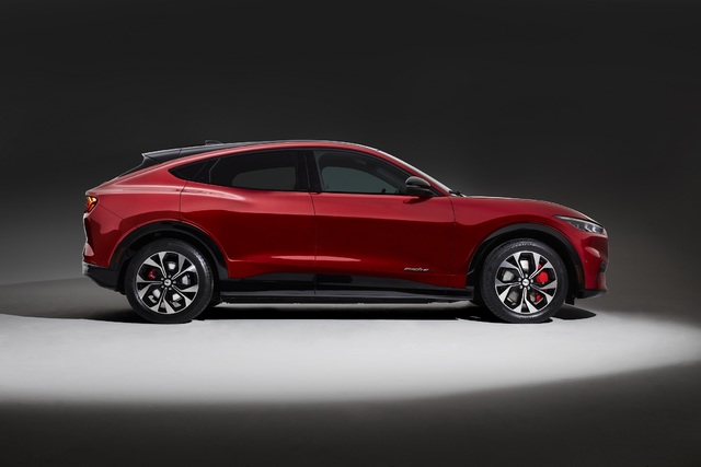 Ford, Mustang Mach-E adında elektrikli crossover modelini tanıttı - 4