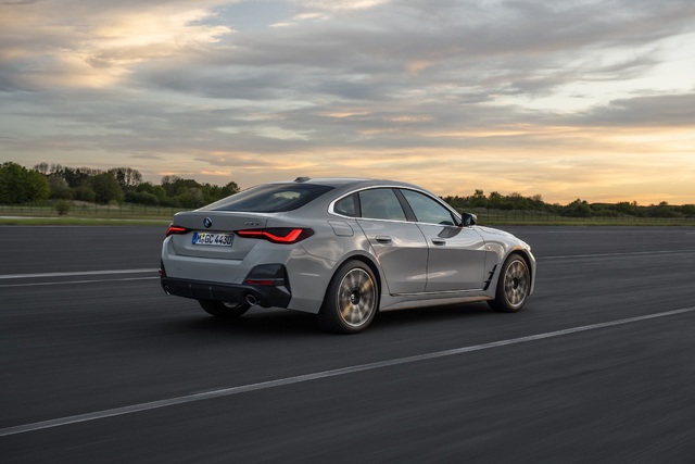 Yeni BMW 4 Serisi Gran Coupe dikey böbrek tasarımıyla geldi - 15